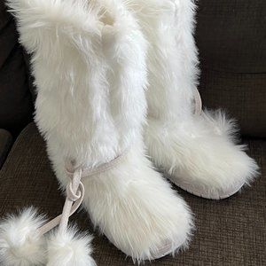 Victoria's Secret Colin Stuart white fur pompoms boots, size 8, New